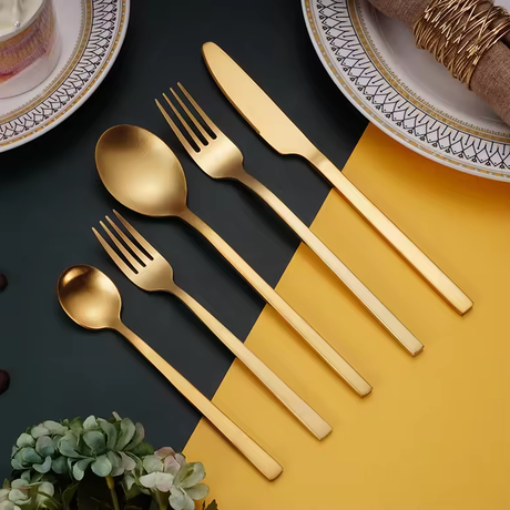 Berbagai jenis flatware seperti sendok, garpu, dan pisau, serta tips memilih material terbaik untuk restoran atau bisnis kuliner