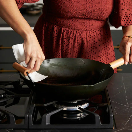 Cara Seasoning dan Membersihkan Wok dengan Benar