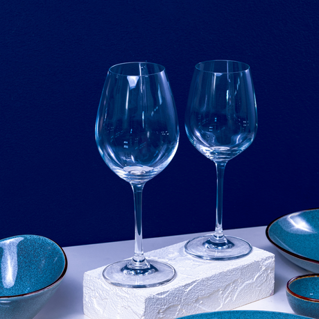 wine glass to enjoy red and white wine