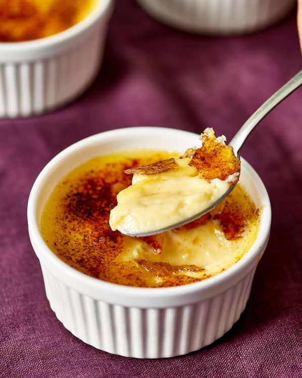 Cara Mudah Bikin Crème Brûlée yang Lembut dan Renyah di Rumah