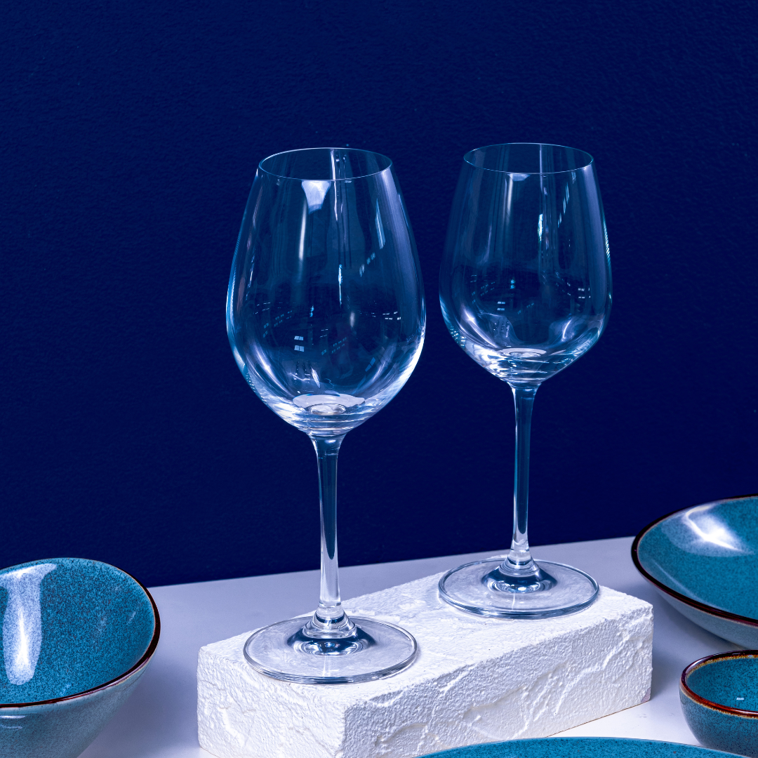 wine glass to enjoy red and white wine